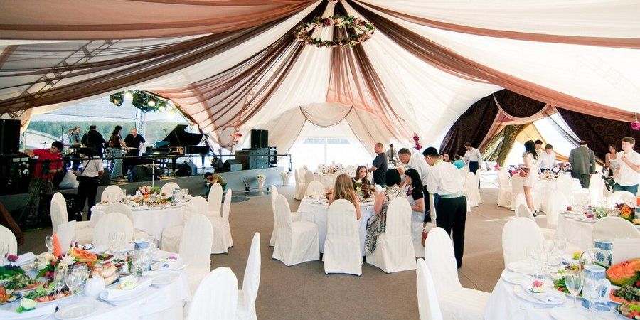 Для свадьбы на свежем воздухе не забудьте приготовить мобильные шатры